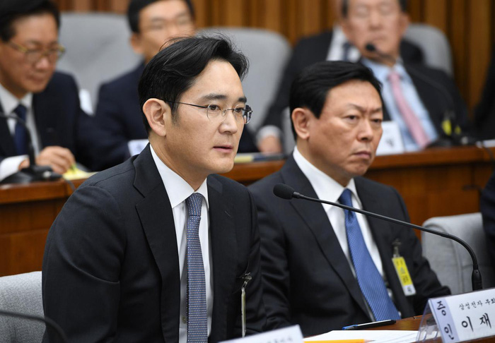 Ông Lee Jae Yong (trái) có mặt tại một phiên điều trần trước quốc hội Hàn Quốc liên quan tới bê bối tham nhũng của cựu tổng thống Park Geun Hye tháng 12-2016 - Ảnh: REUTERS