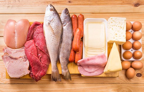 Người cao tuổi nên ăn thịt nạc, cá, đậu phụ, cơm tẻ. Chú ý bổ sung chất béo dưới dạng axit béo omega 3. (Ảnh minh hoạ)