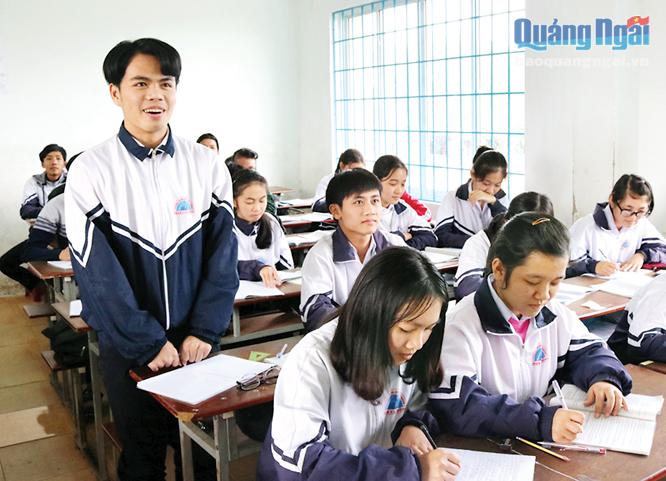 Trần Minh Thảo (đứng) luôn là học sinh giỏi toàn diện.