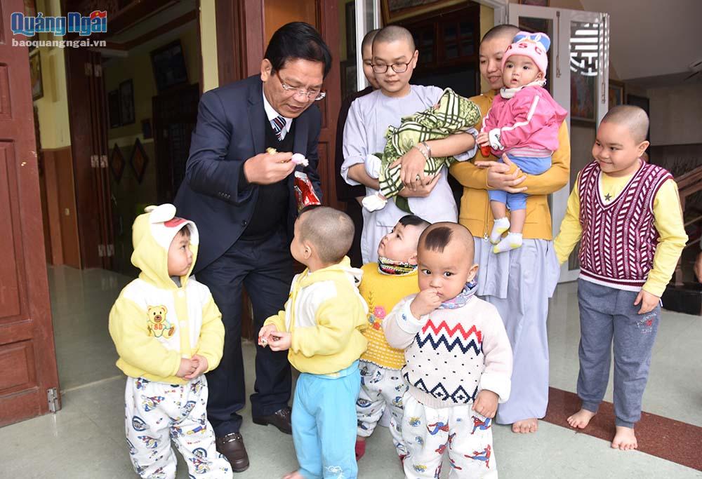 Bí Thư Tỉnh ủy Lê Viết Chữ tặng kẹo cho cac em nhỏ đang được nuôi dưỡng tại chùa Phổ Quang