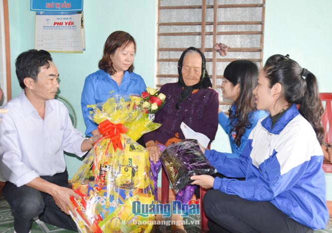 Đại diện cơ quan Tỉnh đoàn thăm hỏi sức khỏe mẹ Ngô Thị Đồng.