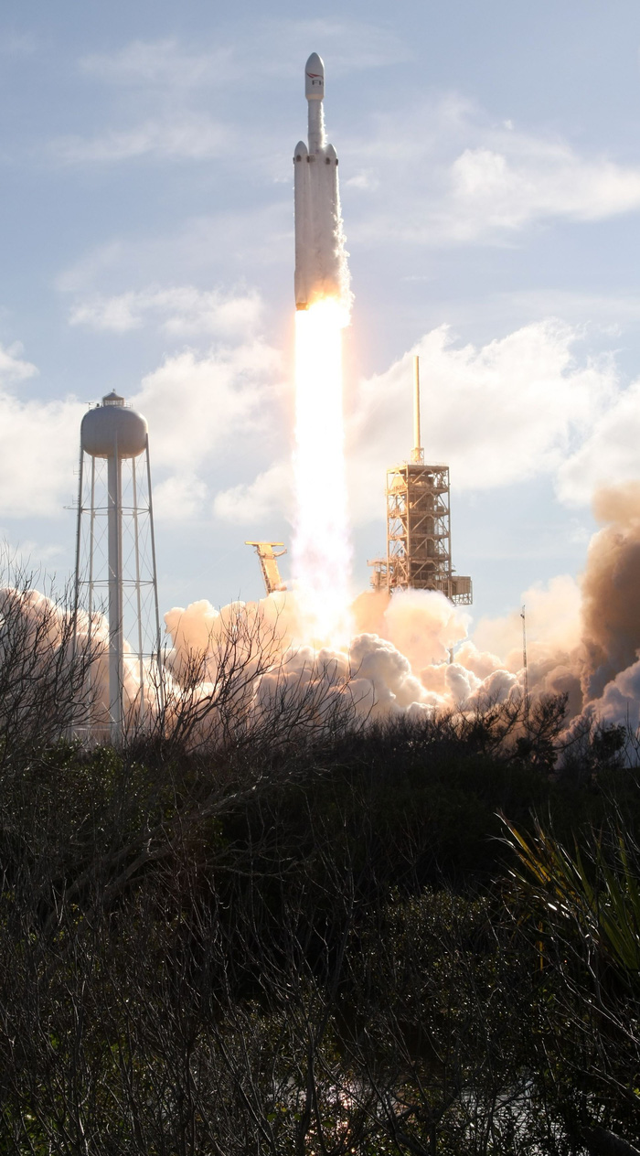  Falcon Heavy là tên lửa mạnh nhất thế giớ hiện nay - Ảnh: REUTERS