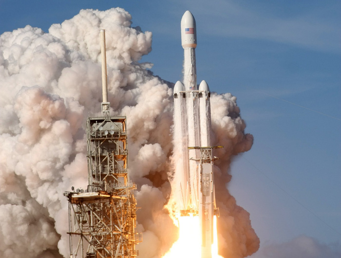   Tên lửa Falcon Heavy phóng lên từ Trung tâm vũ trụ Kennedy ở Cape Canaveral - Ảnh: REUTERS