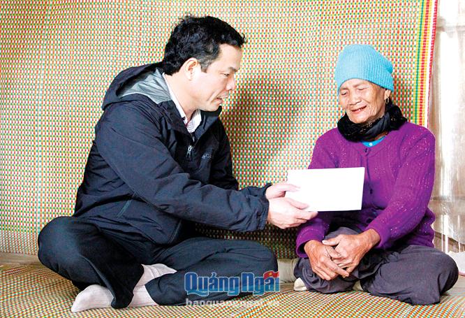   Phó Chủ tịch UBND tỉnh Đặng Ngọc Dũng tặng quà tết cho hộ nghèo Đinh Thị Vây (thôn Nước Tăm, xã Sơn Thượng).