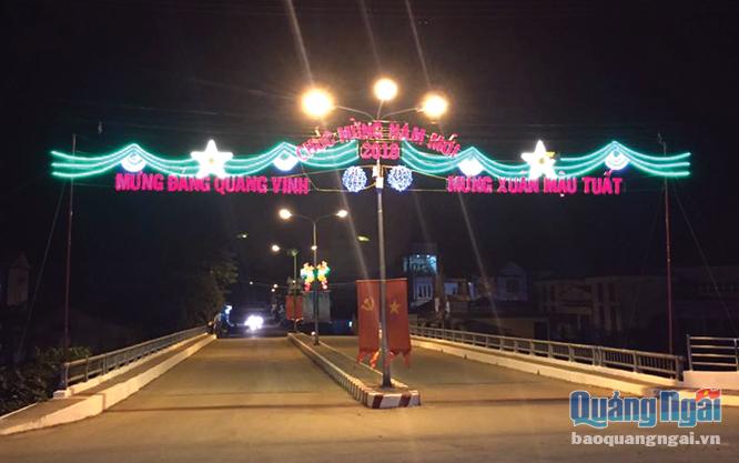 Lắp đặt hệ thống đèn trang trí ở thị trấn Trà Xuân.