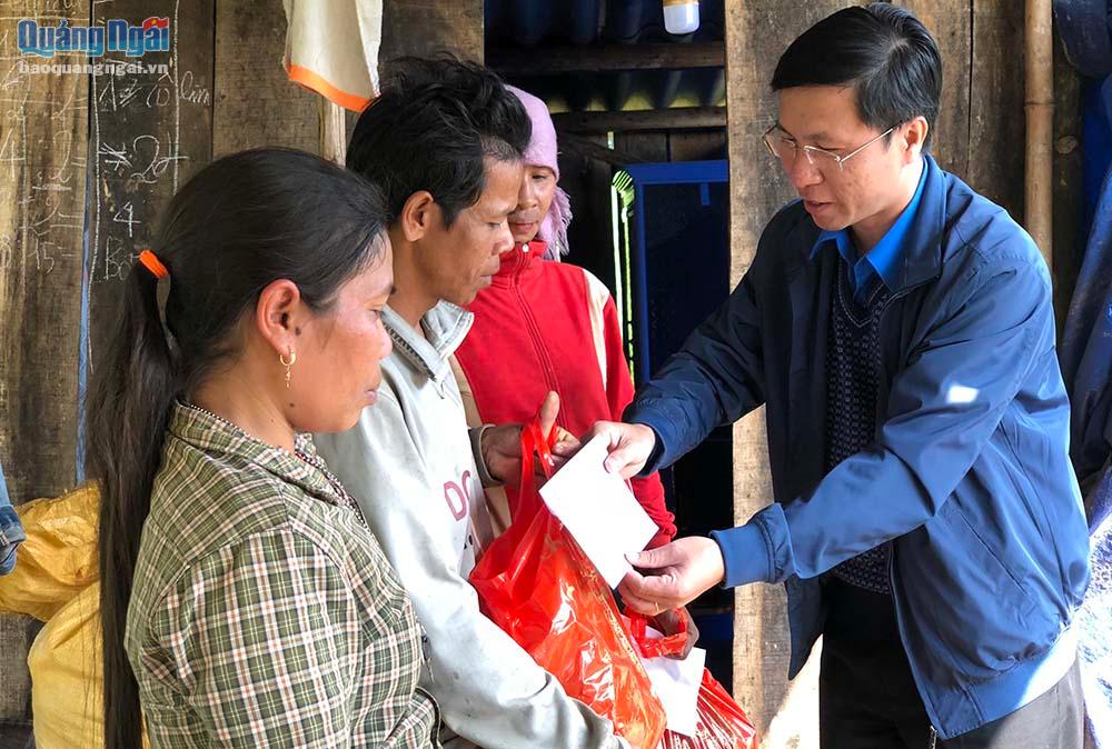 Ông Thảo trao hỗ trợ và quà tết cho người dân mất nhà do núi lở ở thôn Cà La