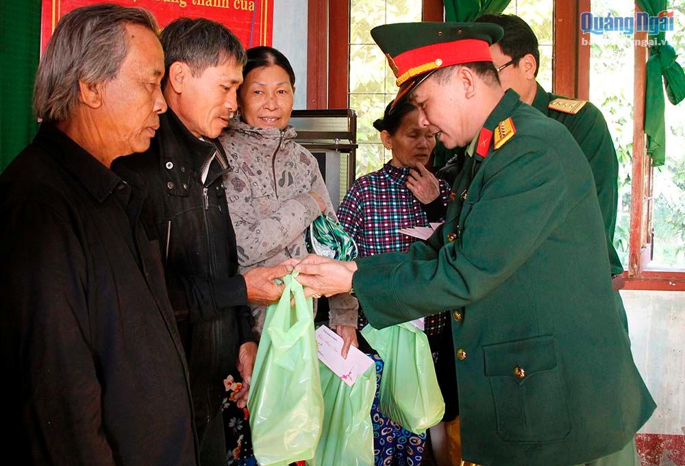Đại tá Bùi Tá Tuân thừa ủy quyền của Trung ướng Tạ Nhân trao quà Tết cho người nghèo xã Nghĩa Hiệp (Tư Nghĩa)