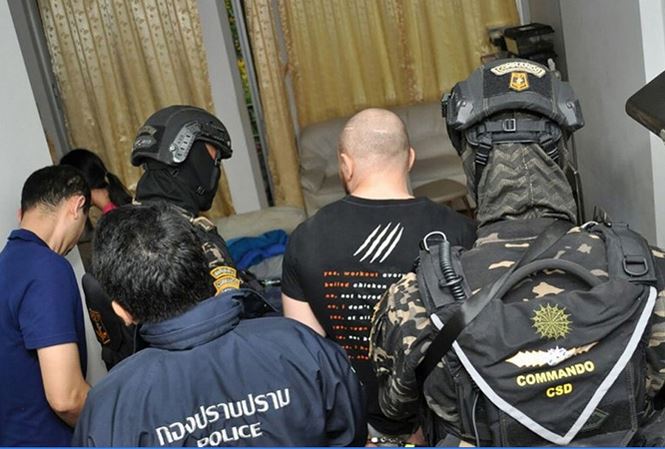Sergey Medvedev bị cảnh sát Thái Lan dẫn giải. Ảnh: rappler.com