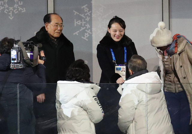  Cái bắt tay lịch sử giữa Tổng thống Hàn Quốc Moon Jae-in và bà Kim Yo-jong, em gái lãnh đạo Triều Tiên Kim Jong-un, tại lễ khai mạc Thế vận hội Mùa đông Pyeongchang tối 9-2. Ảnh: Yonhap
