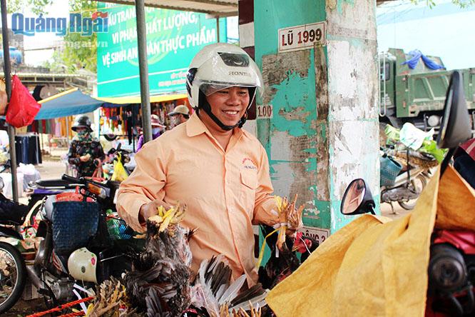 Anh Nguyễn Xuân Phúc, ở Tiên Phước (Quảng Nam)  khó khăn lắm mới chọn mua được số gà ưng ý đe
