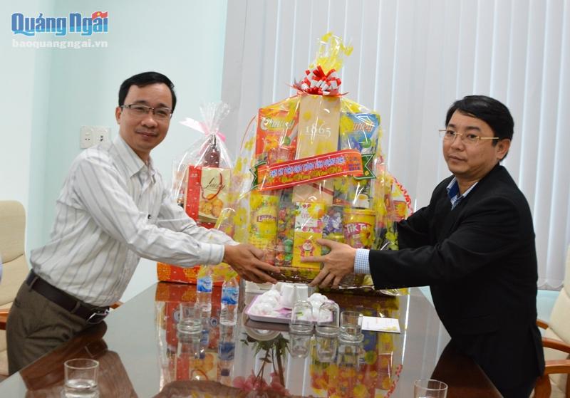 Giám đốc Sở GTVT tặng quà cho cán bộ, nhân viên Báo Quảng Ngãi.