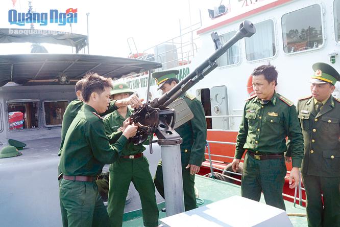 Cán bộ, chiến sĩ tàu BP 09.11.01 kiểm tra các loại vũ khí trên tàu để sẵn sàng làm nhiệm vụ tuần tra bảo vệ chủ quyền vùng biển, đảo của tỉnh.