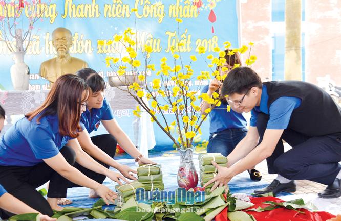  Đoàn viên thanh niên gói bánh chưng xanh tặng người nghèo dịp Tết. Ảnh: Đ.DIỆU