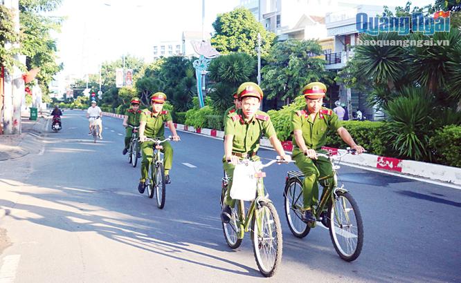 Công an TP.Quảng Ngãi tuần tra, kiểm soát ANTT bằng xe đạp.