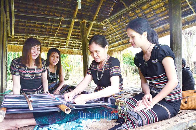 Bà Phạm Thị Đang “truyền nghề” dệt thổ cẩm cho thế hệ trẻ Làng Teng.