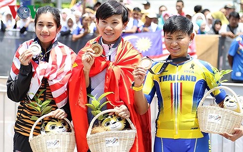  "Nữ hoàng xe đạp" Nguyễn Thị Thật (giữa). (Ảnh: Vy Vũ)