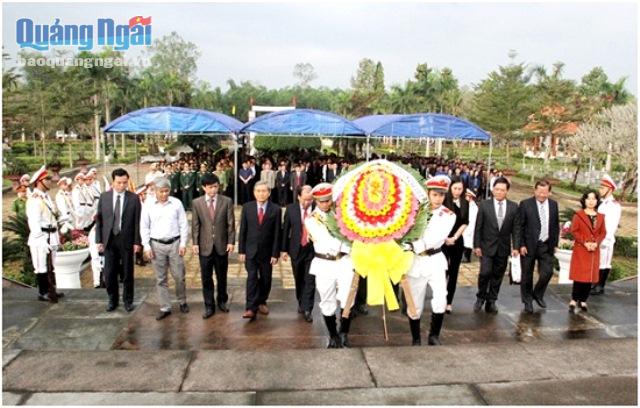 Các đồng chí lãnh đạo tỉnh đặt vòng hoa tại Nghĩa trang Liệt sĩ tỉnh