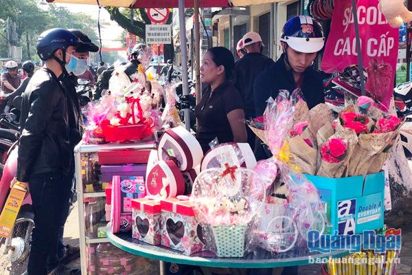 Các hàng bán quà phục vụ Valentine 2018 đang có sức mua tăng mạnh