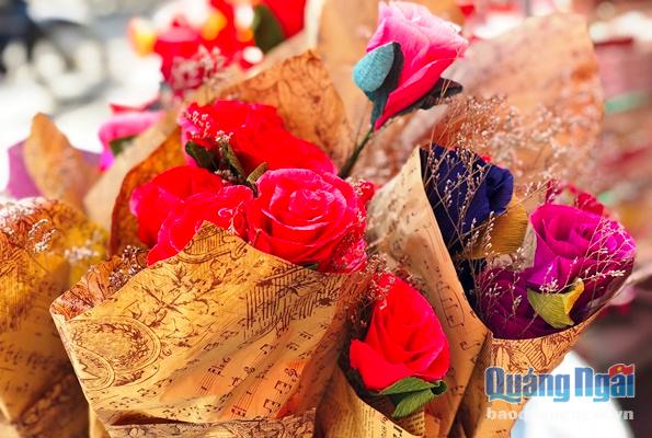 Hoa hồng giấy hay hoa sáp có giá từ 65-150 nghìn đồng cũng rất hút khách trong ngày lễ tình nhân năm nay