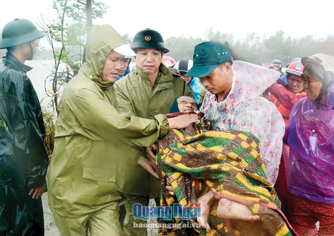 Chỉ huy trưởng Bộ CHQS tỉnh, đại tá Nguyễn Tấn Lâm (đứng giữa) trực tiếp tham gia cứu dân ở vùng lũ xã Bình Châu (Bình Sơn) đầu tháng 11.2017.