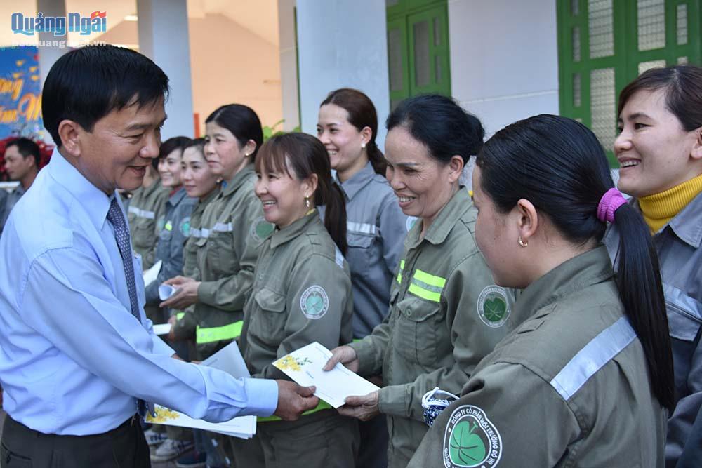 Chủ tịch UBND tỉnh Trần Ngọc Căng chúc Tết công nhân môi trường