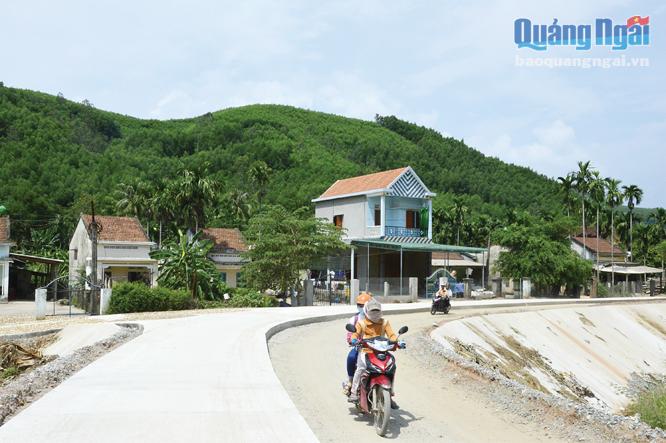 Giao thông nông thôn ở huyện Nghĩa Hành ngày càng hoàn thiện, với sự góp sức rất lớn của người dân. Ảnh: Đ.Diệu