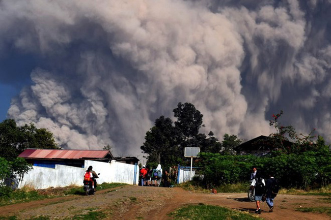 Núi lửa Sinabung trên đảo Sumatra, Indonesia phun tro bụi ngày 19/2. (Ảnh: THX)