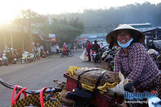 6 giờ sáng, đủ các loại cá theo chân các tiểu thương đến chợ mới Quảng Ngãi và các xã lân cận.