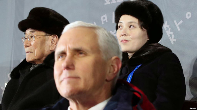 Phó Tổng thống Mỹ Mike Pence ngồi cách bà Kim Yo-jong chỉ một hàng ghế tại lễ khai mạc Thế vận hội ở Hàn Quốc (Ảnh: Reuters)