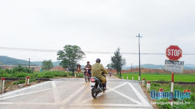 Đường vào thôn Trì Bình, xã Bình Nguyên (Bình Sơn) là điểm đen về tai nạn giao thông đường sắt.