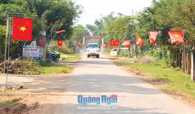 Mô hình treo cờ Tổ quốc kiểu mẫu tạo nên cảnh quang đẹp ở vùng quê Tịnh Trà.