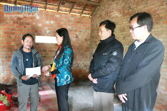 Ủy viên dự khuyết Trung ương Đảng, Chủ tịch HĐND tỉnh Bùi Thị Quỳnh Vân tặng quà Tết cho đồng bào nghèo ở Trà Bồng.
