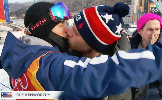 Vận động viên Gus Kenworthy hôn bạn trai - Ảnh chụp màn hình