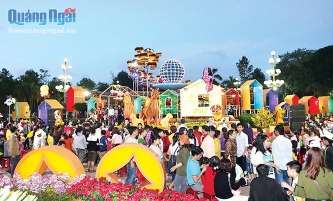 Nhiều người dân đón Tết, vui Xuân tại công viên Ba Tơ trong ngày Mùng 5 Tết.           