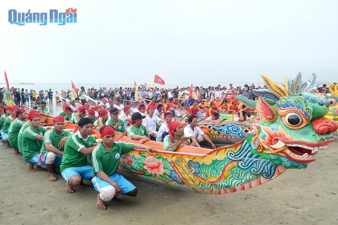  Lễ hội đua thuyền truyền thống được tổ chức ngay dịp Tết Nguyên đán Mậu Tuất tại xã Tịnh Kỳ (TP.Quảng Ngãi). Ảnh: P.V