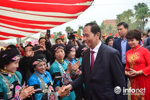 Chủ tịch nước Trần Đại Quang đến thăm các dân tộc tại Đồng Mô (Sơn Tây, Hà Nội).