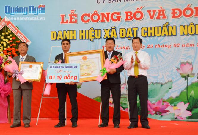 Xã Tịnh Long (TP. Quảng Ngãi) đón nhận Bằng công nhận xã đạt chuẩn Nông thôn mới năm 2017.