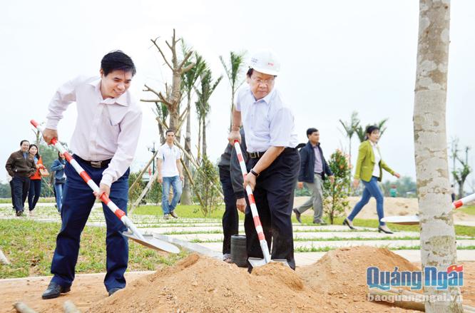 Phó Bí thư Thường trực Tỉnh ủy Nguyễn Thanh Quang (bên phải) tham gia trồng cây xanh đầu Xuân Mậu Tuất 2018.  Ảnh: ĐÌNH DIỆU            