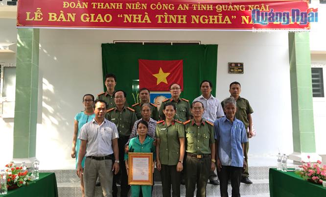  Đoàn thanh niên Công an tỉnh bàn giao nhà tình thương cho bà Hồ Thị Diện ở xã Trà Sơn, huyện Trà Bồng.