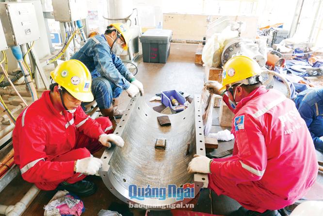  Công nhân, kỹ sư PTSC Quảng Ngãi tham gia thi công bảo dưỡng NMLD Dung Quất.                                                 ảnh: P.DANH