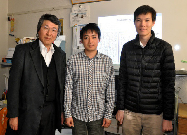  GS Masaki Nakagawa (trái) cùng hai SV Lý Tuấn Nam (giữa) và Nguyễn Công Kha tại khuôn viên trường ĐH Nông nghiệp và Công nghệ Tokyo ở Koganei - Ảnh: MAINICHI