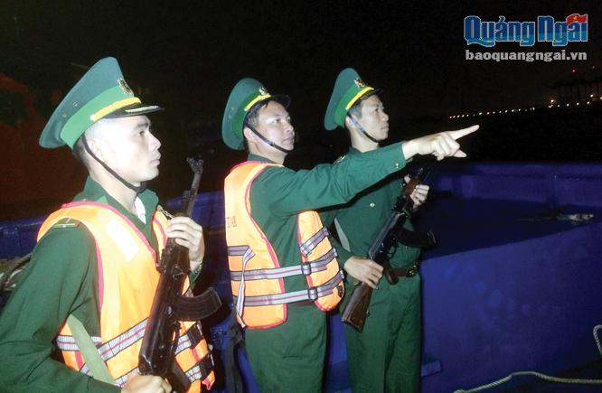 Đồn trưởng Đồn Biên phòng cửa khẩu Cảng Dung Quất, thượng tá Nguyễn Văn Hành (giữa) tham gia tuần tra bảo vệ khu vực cảng Jetty trong những ngày Tết.