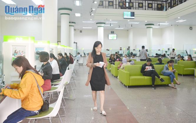 Khách hàng đến giao dịch tại Vietcombank Quảng Ngãi sẽ được phát phiếu và tự lựa chọn dịch vụ.