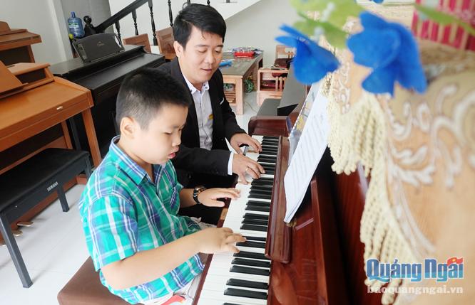 Với niềm đam mê âm nhạc, anh Lê Quang Trường Hải đã tâm huyết gầy dựng trung tâm đào tạo âm nhạc cho các em nhỏ.