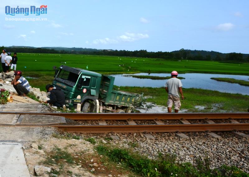 Chiếc xe tải gặp nạn rơi xuống ruộng, tài xế tử vong ngay tại chỗ.