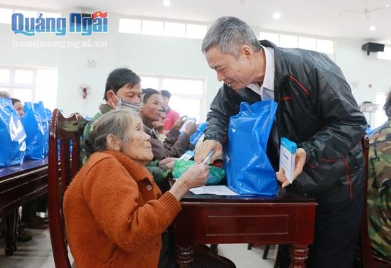 Ông Trần Luyện – Giám đốc Ngân hàng nhà nước chi nhánh tỉnh Quảng Ngãi cùng Sacombank trực tiếp trao quà cho người dân.