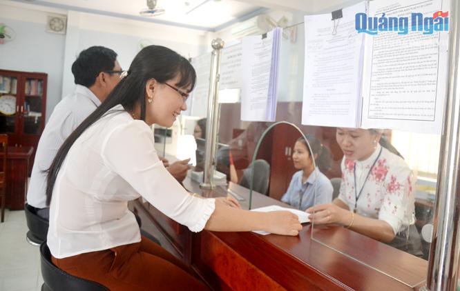 Người dân đến khai thuế tại Chi cục Thuế huyện Bình Sơn.