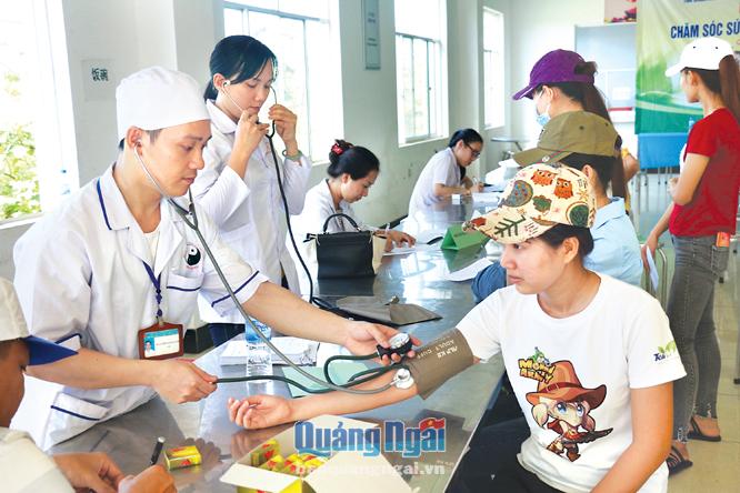 Công đoàn KKT Dung Quất và các KCN tỉnh phối hợp với LĐLĐ tỉnh, Sở Y tế tổ chức khám, cấp phát thuốc miễn phí cho CNLĐ.