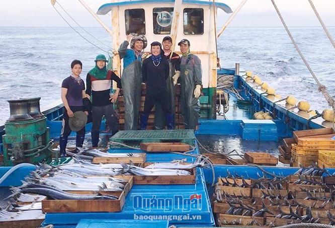 Ngư dân Tịnh Kỳ (TP.Quảng Ngãi) cùng các ngư dân Quảng Bình trên tàu đánh bắt gần bờ tại Hàn Quốc. Ảnh: NGUYỄN VĂN RA
