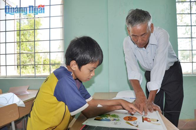 Thầy giáo về hưu ở Tịnh Thọ (Sơn Tịnh) tận tình hướng dẫn trẻ khuyết tật.